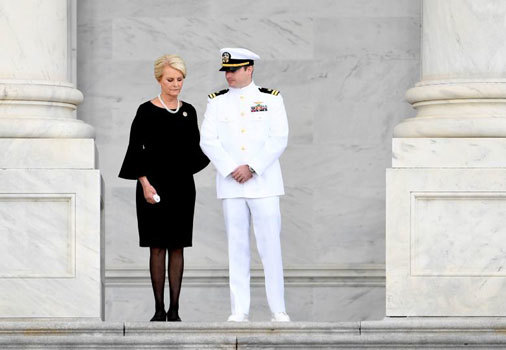 Những hình ảnh trong lễ truy điệu trang trọng Thượng nghị sĩ John McCain tại Điện Capitol - Ảnh 1