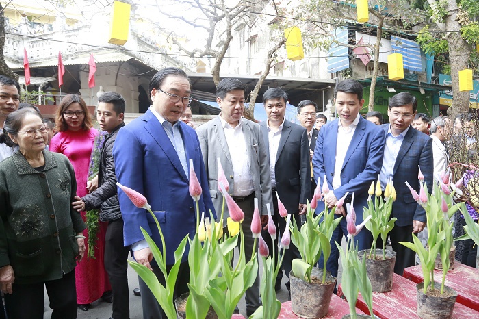 Bí thư Thành ủy Hoàng Trung Hải tham quan chợ hoa truyền thống Hàng Lược - Ảnh 2