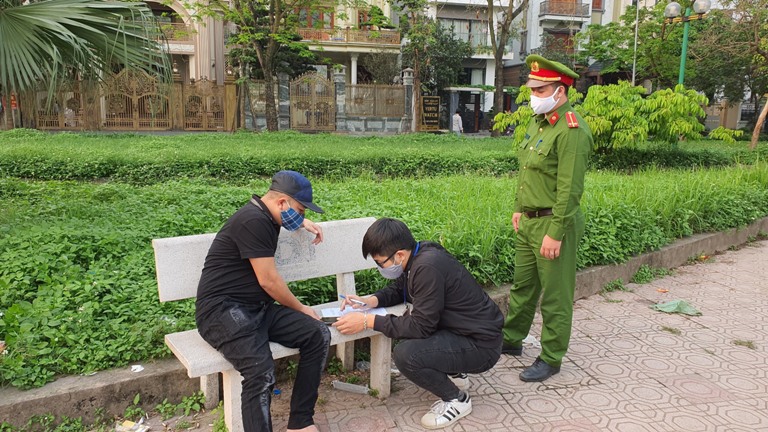 Quận Hoàng Mai: Lập 35 chốt trực để xử lý người vi phạm cách ly xã hội - Ảnh 1