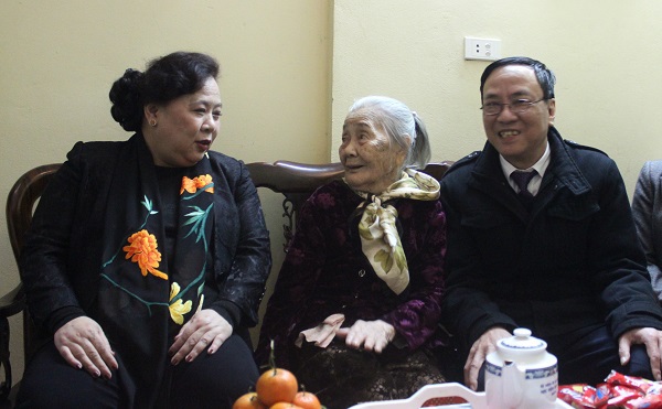 Chủ tịch HĐND TP Nguyễn Thị Bích Ngọc thăm, chúc Tết cán bộ lão thành cách mạng - Ảnh 1