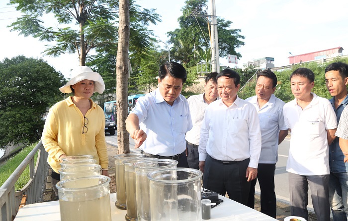 Chủ tịch Nguyễn Đức Chung kiểm tra công tác làm sạch sông Tô Lịch bằng công nghệ châu Âu - Ảnh 1