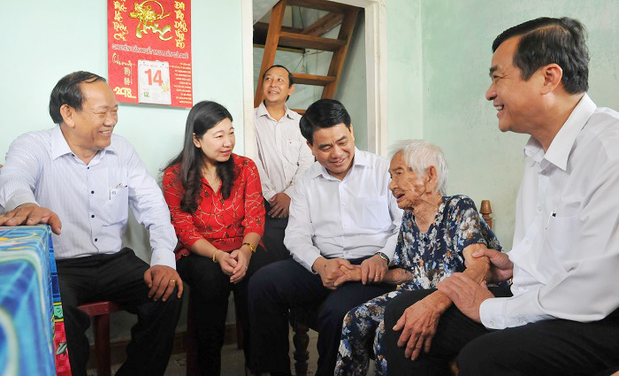 Đoàn công tác TP Hà Nội thăm hỏi gia đình chính sách, tặng quà tại tỉnh Quảng Nam - Ảnh 5