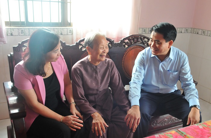 Đoàn công tác của Ban Thường vụ Thành ủy Hà Nội thăm hỏi, tặng quà tại tỉnh Trà Vinh - Ảnh 1