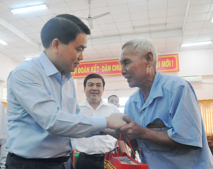 Đoàn công tác của Ban Thường vụ Thành ủy Hà Nội thăm hỏi, tặng quà tại tỉnh Trà Vinh - Ảnh 2
