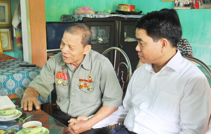 Đoàn công tác TP Hà Nội thăm hỏi gia đình chính sách, tặng quà tại tỉnh Quảng Nam - Ảnh 4