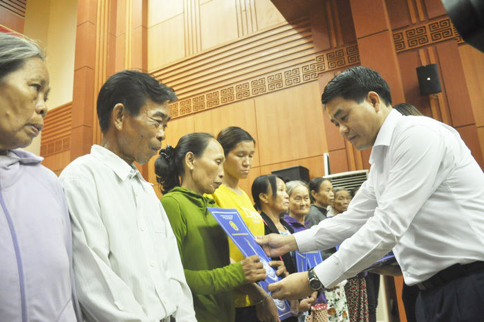 Đoàn công tác TP Hà Nội thăm hỏi gia đình chính sách, tặng quà tại tỉnh Quảng Nam - Ảnh 7
