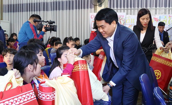 Chủ tịch Nguyễn Đức Chung thăm Trung tâm Nuôi dưỡng trẻ khuyết tật - Ảnh 1