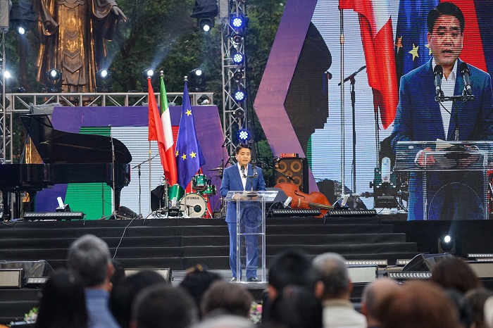Chủ tịch UBND TP Hà Nội Nguyễn Đức Chung nhận Huân chương Công trạng do Tổng thống Italia trao tặng - Ảnh 1
