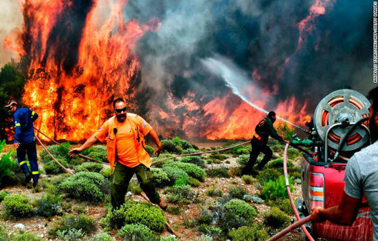 Cận cảnh thảm họa cháy rừng xóa sổ nhiều ngôi làng gần thủ đô Hy Lạp - Ảnh 4