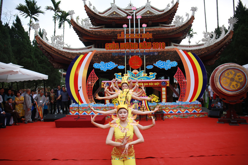 Hàng vạn du khách đổ về chùa Hương ngày khai hội - Ảnh 8