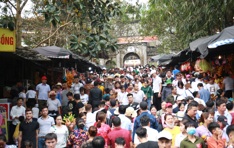 Hàng vạn du khách đổ về chùa Hương ngày khai hội - Ảnh 10