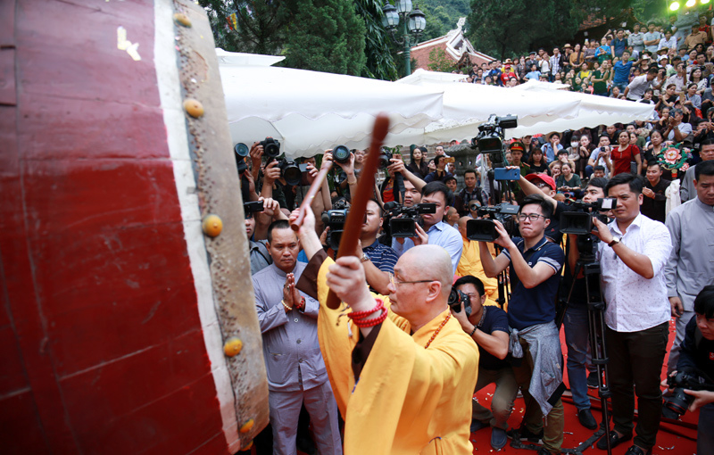Hàng vạn du khách đổ về chùa Hương ngày khai hội - Ảnh 3