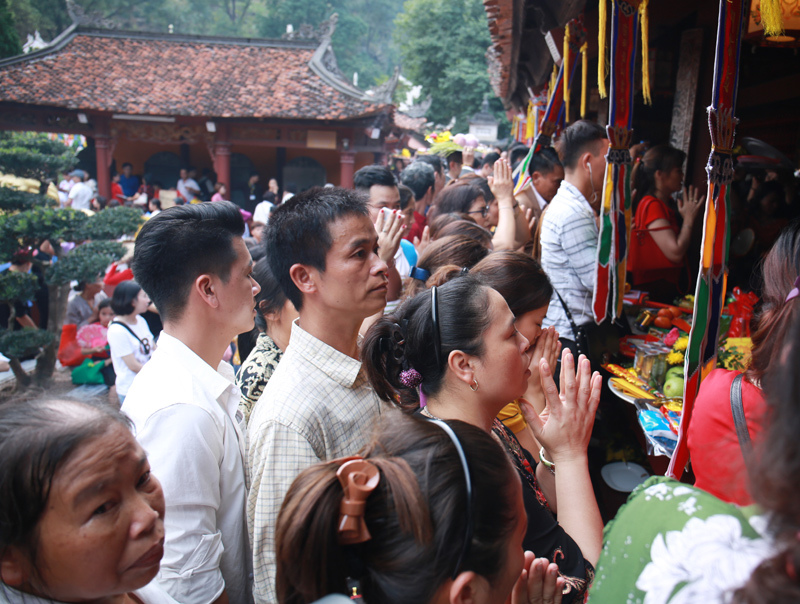 Hàng vạn du khách đổ về chùa Hương ngày khai hội - Ảnh 12