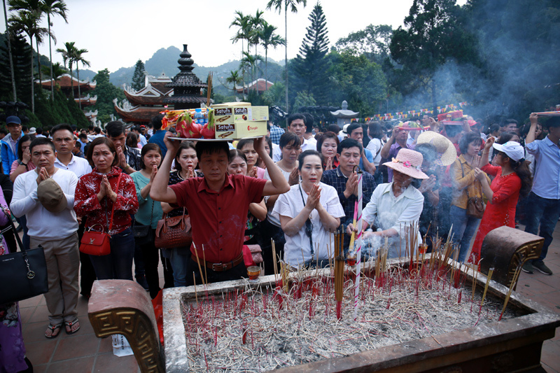 Hàng vạn du khách đổ về chùa Hương ngày khai hội - Ảnh 11