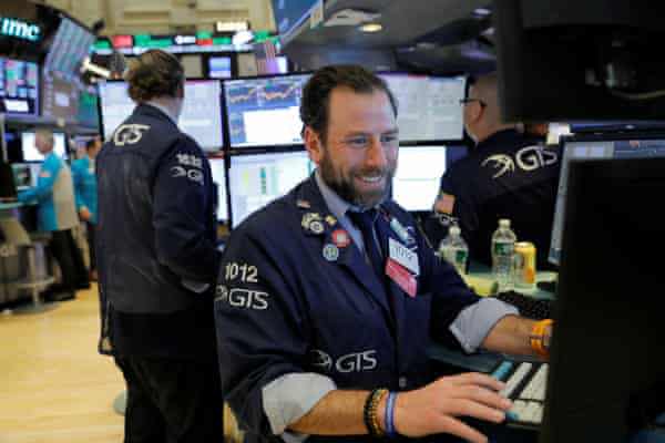 Giới đầu tư săn cổ phiếu tiềm năng, Dow Jones tăng vọt 3% - Ảnh 1