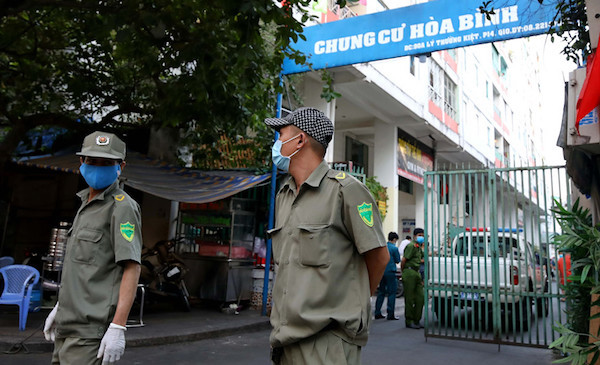 TP Hồ Chí Minh: 63 trường hợp lấy mẫu xét nghiệm ở Chung cư Hòa Bình đều âm tính - Ảnh 1