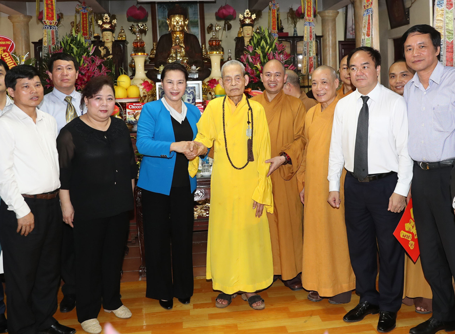 Chủ tịch Quốc hội Nguyễn Thị Kim Ngân thăm, chúc mừng Đại lão Hòa thượng Thích Phổ Tuệ - Ảnh 2