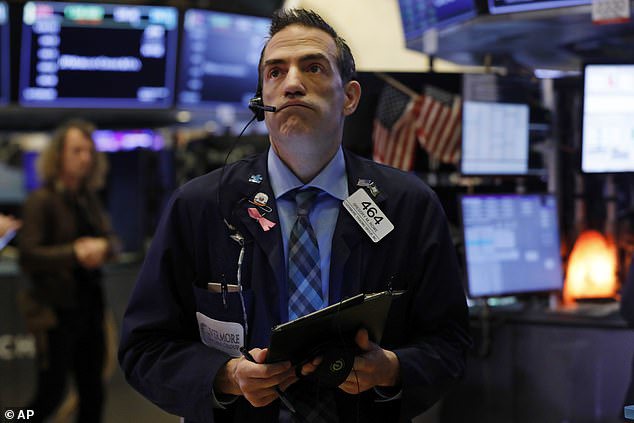 Dow Jones vẫn leo dốc 1,7% trong tuần biến động vì dịch Covid-19 - Ảnh 1