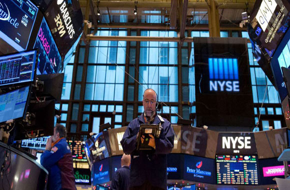 Phấn khích với gói kích thích 2.000 tỷ USD của Nhà Trắng, Dow Jones nhảy vọt 2% - Ảnh 1