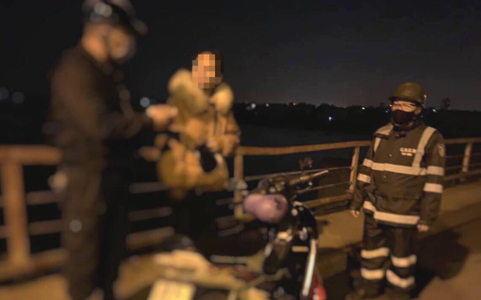 Hà Nội: Cô gái định nhảy cầu Long Biên được tổ kiểm dịch Covid-19 cứu thoát - Ảnh 1