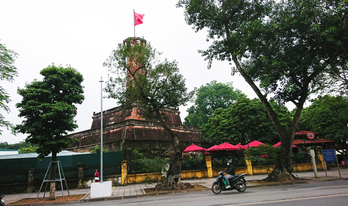 Hà Nội trang hoàng cờ hoa rực rỡ kỷ niệm Chiến thắng Điện Biên Phủ trên không - Ảnh 4