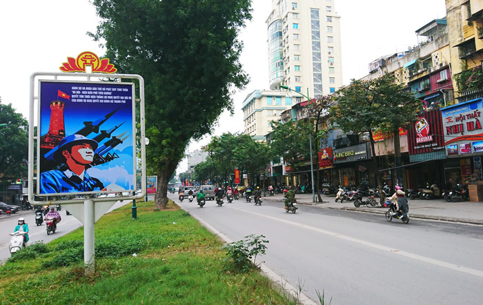 Hà Nội trang hoàng cờ hoa rực rỡ kỷ niệm Chiến thắng Điện Biên Phủ trên không - Ảnh 8