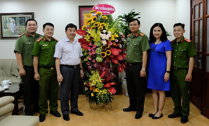 Kỷ niệm 94 năm Ngày Báo chí cách mạng Việt Nam: Những lẵng hoa tươi thắm gửi tới báo Kinh tế & Đô thị - Ảnh 13