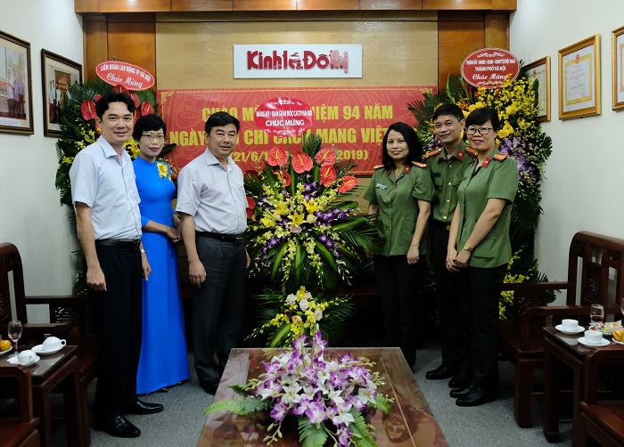 Kỷ niệm 94 năm Ngày Báo chí cách mạng Việt Nam: Những lẵng hoa tươi thắm gửi tới báo Kinh tế & Đô thị - Ảnh 4