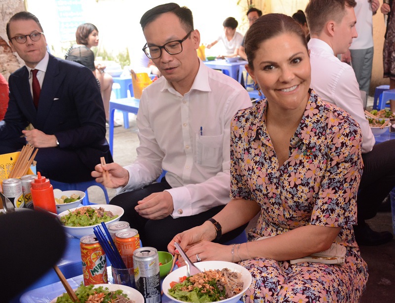 [Ảnh] Công chúa kế vị Thụy Điển thưởng thức bún bò Nam Bộ tại Hà Nội - Ảnh 4