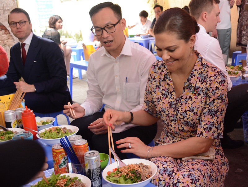 [Ảnh] Công chúa kế vị Thụy Điển thưởng thức bún bò Nam Bộ tại Hà Nội - Ảnh 3