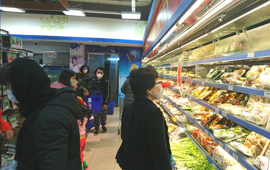 Phòng chống dịch nCoV, người dân tích cực mua hàng trong siêu thị - Ảnh 5
