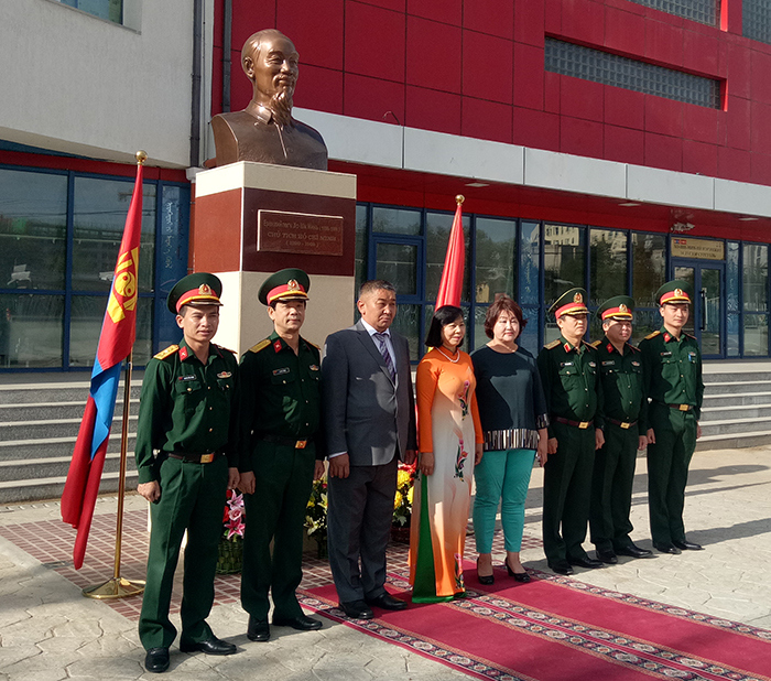 Đại sứ quán Việt Nam tại Mông Cổ viếng Chủ tịch Hồ Chí Minh, tưởng niệm các anh hùng liệt sĩ - Ảnh 2
