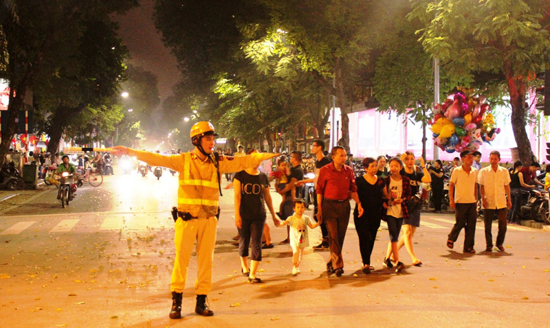 Hà Nội: CSGT ra quân đảm bảo không gian phố đi bộ dịp nghỉ lễ 30/4 - Ảnh 1