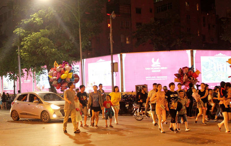 Hà Nội: CSGT ra quân đảm bảo không gian phố đi bộ dịp nghỉ lễ 30/4 - Ảnh 4