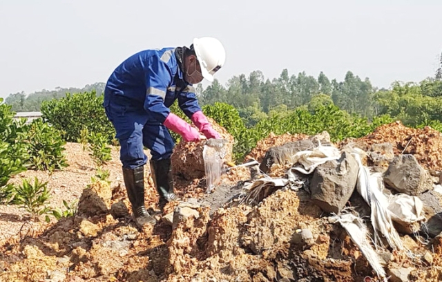 Vụ chôn trộm chất thải tại huyện Sóc Sơn: Chưa phát tán ra môi trường xung quanh - Ảnh 1
