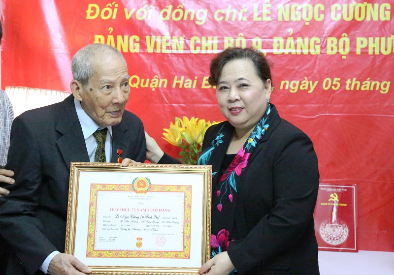 Thường trực Thành ủy trao Huy hiệu Đảng cho các đảng viên lão thành quận Hai Bà Trưng - Ảnh 2