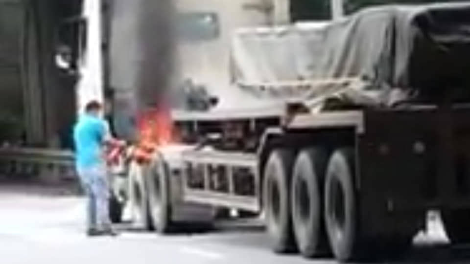 Hà Nội: Xe container bốc cháy dữ dội, cảnh sát giao thông dập tắt kịp thời - Ảnh 1