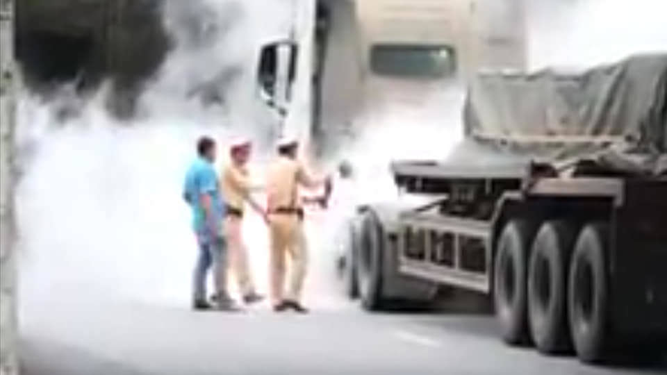 Hà Nội: Xe container bốc cháy dữ dội, cảnh sát giao thông dập tắt kịp thời - Ảnh 2