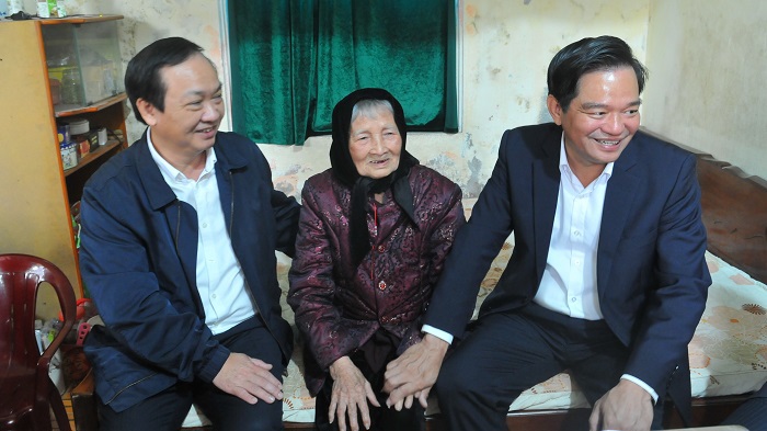 Lãnh đạo TP Hà Nội thăm hỏi, tặng quà các gia đình chính sách tại huyện Ba Vì - Ảnh 2