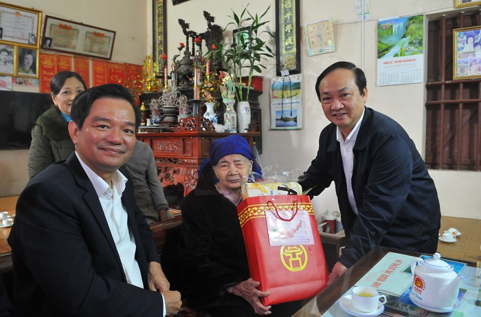 Lãnh đạo TP Hà Nội thăm hỏi, tặng quà các gia đình chính sách tại huyện Ba Vì - Ảnh 3