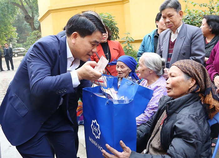 Chủ tịch UBND TP Hà Nội Nguyễn Đức Chung thăm, tặng quà Tết tại các giáo xứ Thái Hà, Cửa Bắc - Ảnh 2
