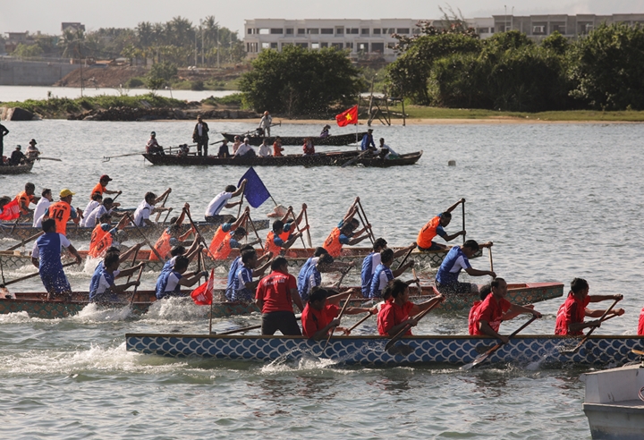 Nét đẹp Lễ hội đua thuyền truyền thống trên sông Cu Đê - Ảnh 1