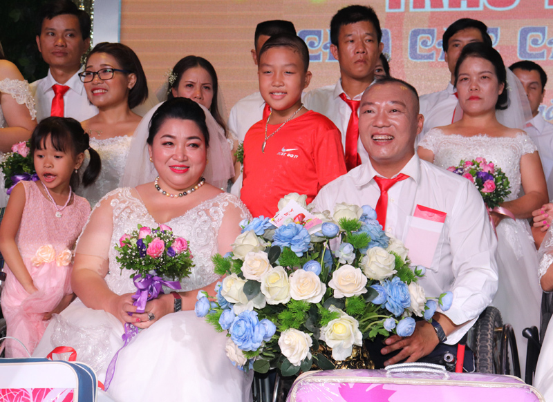Xúc động đám cưới tập thể của 41 cặp đôi khuyết tật - Ảnh 4