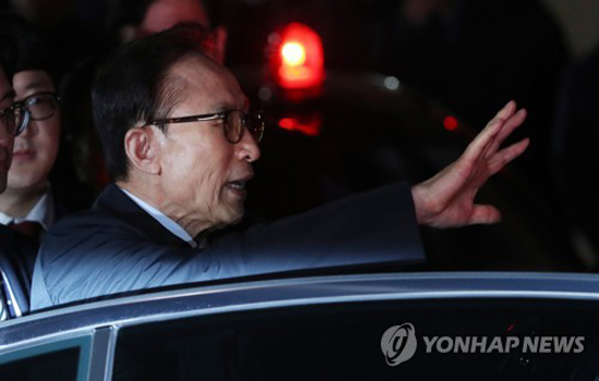Cựu Tổng thống Hàn Quốc Lee Myung-bak bị bắt vì bê bối tham nhũng - Ảnh 1