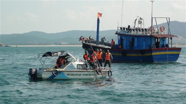 Quảng Trị: Cứu kịp thời 7 ngư dân Nghệ An trên tàu cá bị cháy - Ảnh 1