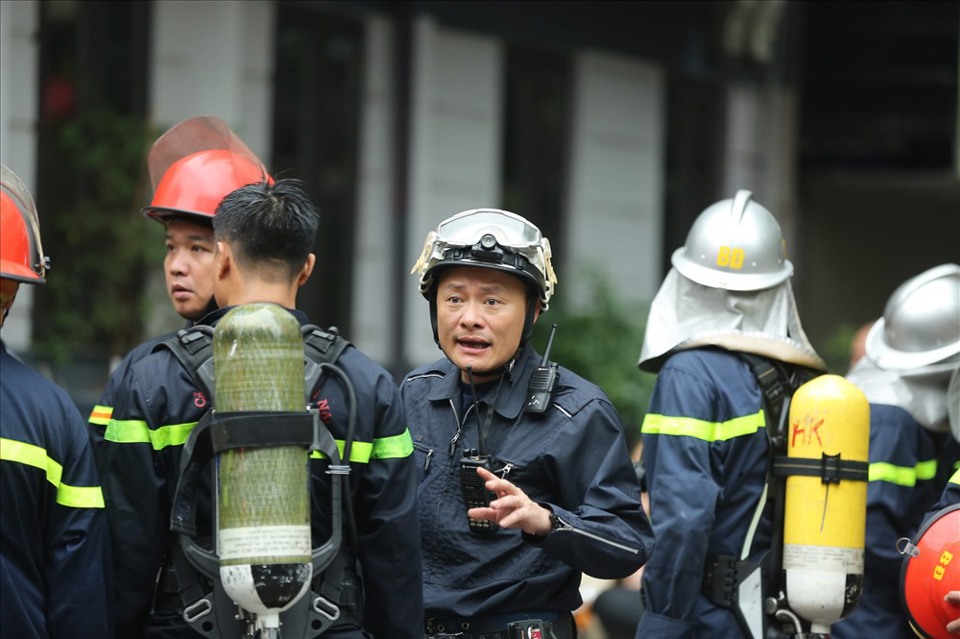 Hà Nội: Cháy khách sạn trên phố Lương Ngọc Quyến, hơn 30 người được giải cứu - Ảnh 4
