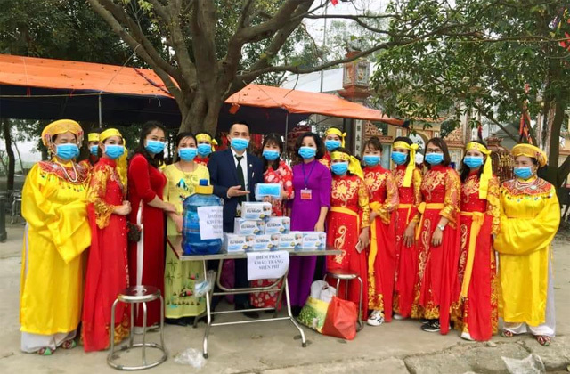 Hà Đông: Phát khẩu trang miễn phí cho người dân phòng dịch bệnh nCov - Ảnh 1