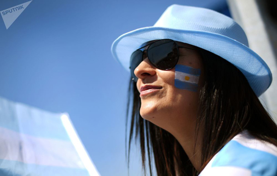 Ngắm "màu cờ, sắc áo" được vẽ trên mặt những nữ CĐV xinh đẹp tại World Cup 2018 - Ảnh 6