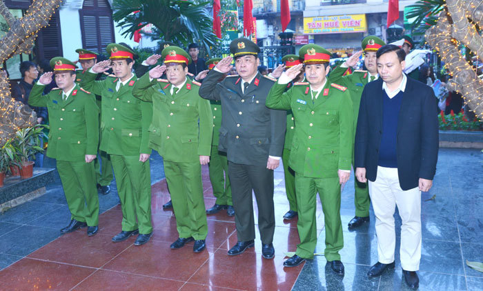 Đoàn đại biểu TP Hà Nội dâng hương tại Đài tưởng niệm Khâm Thiên - Ảnh 5