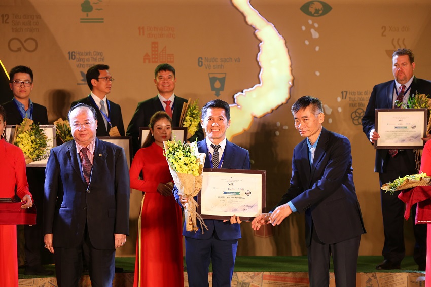 Amway lần thứ 4 được vinh danh Top 100 doanh nghiệp phát triển bền vững Việt Nam - Ảnh 1